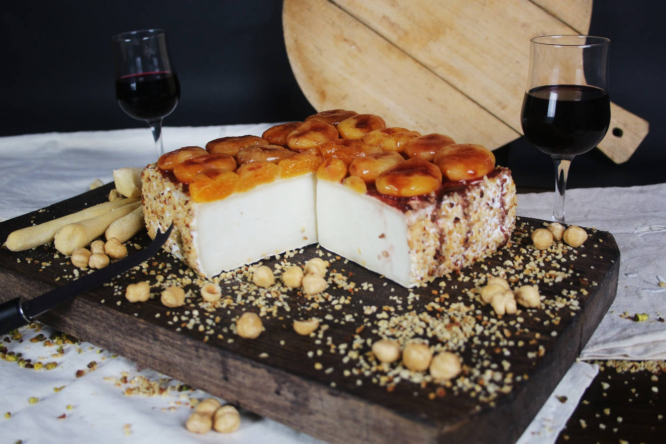 ROBIOLONE FRUTTATO -  CON ALBICOCCHE E NOCCIOLE al latte caprino